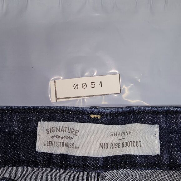 Levi’s Shaping Mid Rise Bootcut Jeans Size 6 W28 PC9 58826-0002 Medium Wash - Picture 16 of 16